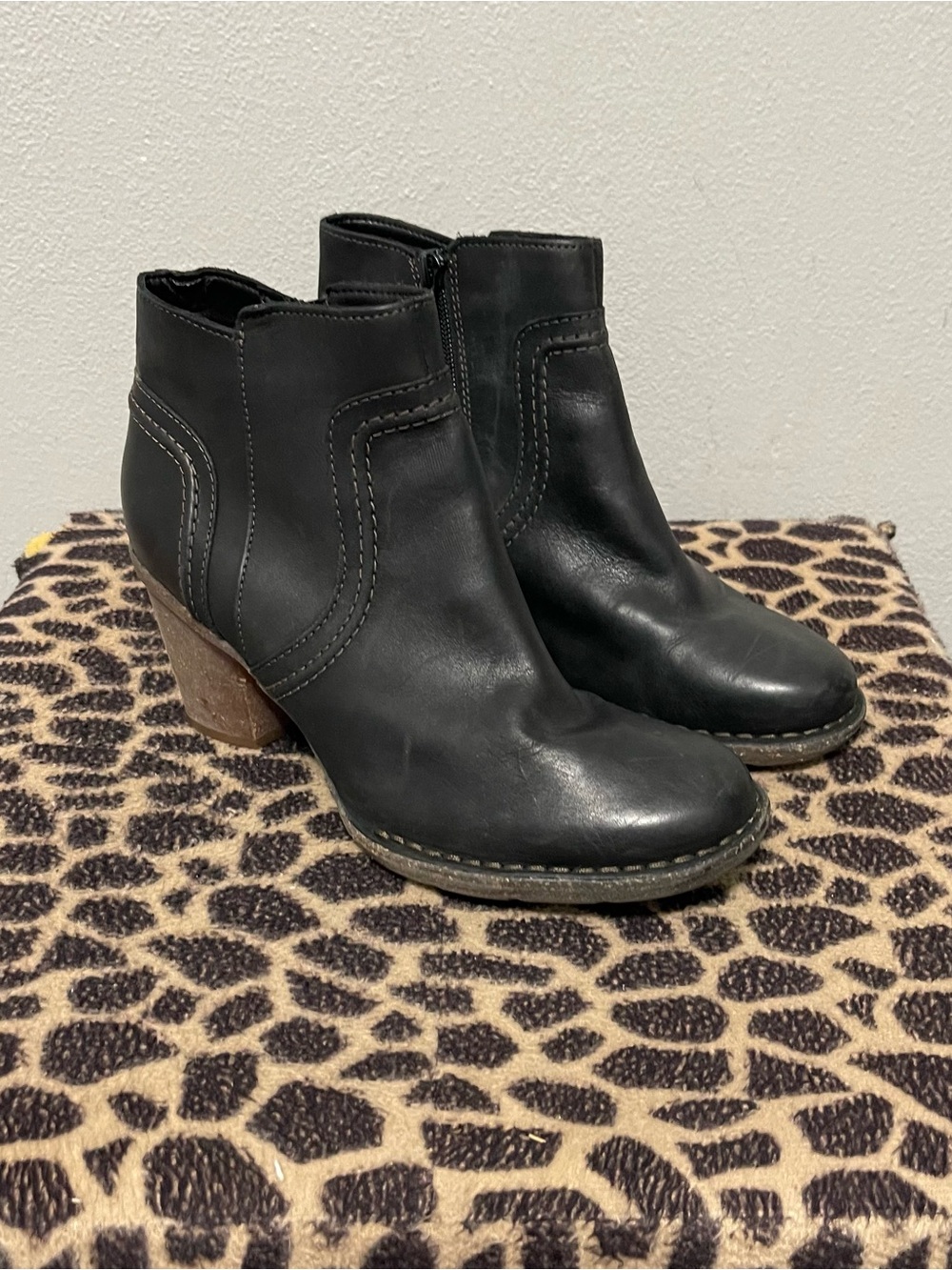 Clarks Artisan Chinky Heel Ankle Booties Black Leather Comfort Womens 8.5
